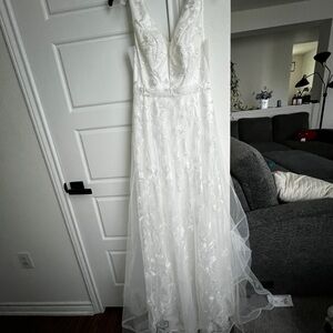 Elegant White Lace Wedding Gown